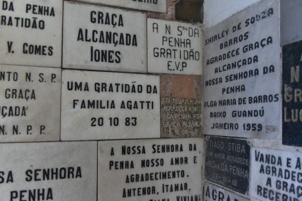  Placas de agradecimento no Convento da Penha por Fernando Madeira