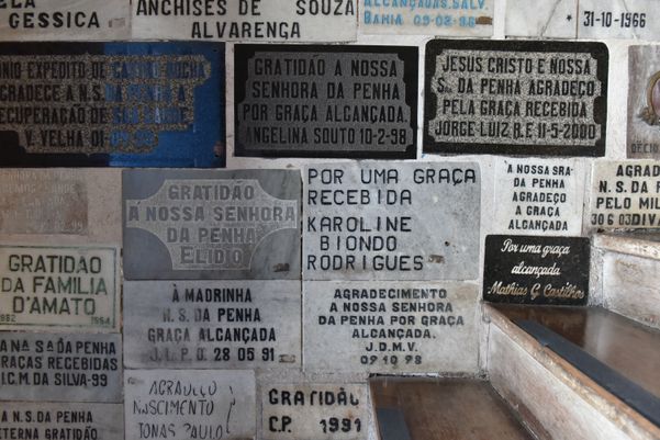  Placas de agradecimento espalhadas pelas paredes do Convento da Penha por Fernando Madeira