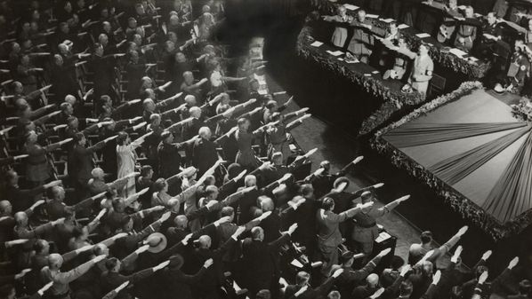 A proposta de Hitler se resumia ao fato de que era preciso “acabar com um regime fraco, afastar a ameaça comunista, suprimir os sindicatos e permitir que cada patrão fosse um Führer em sua empresa”