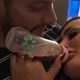 Imagem - Andressa Urach surge tomando mamadeira no colo do marido e surpreende