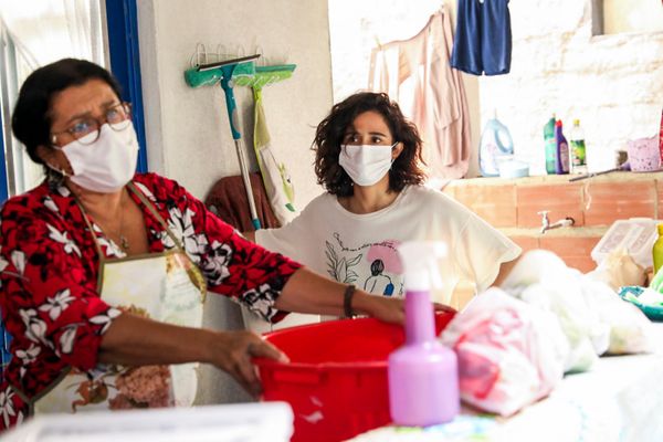 Amor de Mãe: Érica (Nanda Costa) e Lurdes (Regina Casé) higienizam compras em meio à pandemia da Covid-19