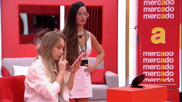 Carla e Juliette fazem as compras da Xepa no Big Brother Brasil.