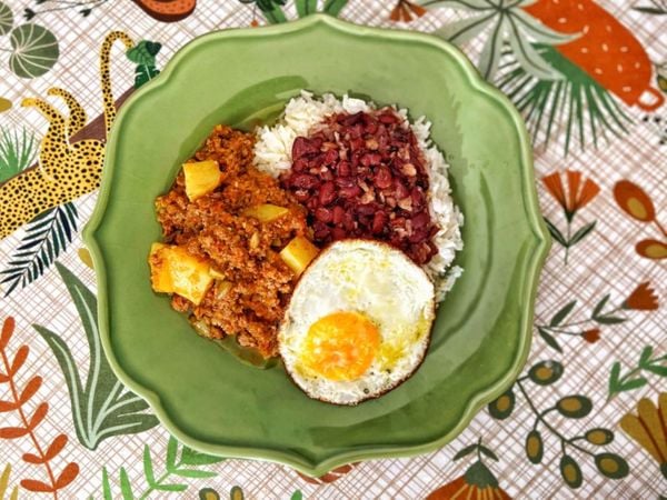 Carne moída com batatinhas, arroz, feijão e ovo frito: comida caseira feita pela chef Bia Brunow