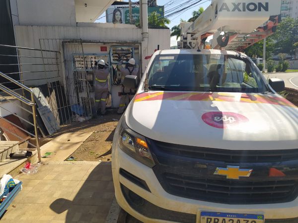 Criminosos levaram cabos e deixaram agência e loja da EDP sem energia elétrica em Vitória por Gabriela Ribeti