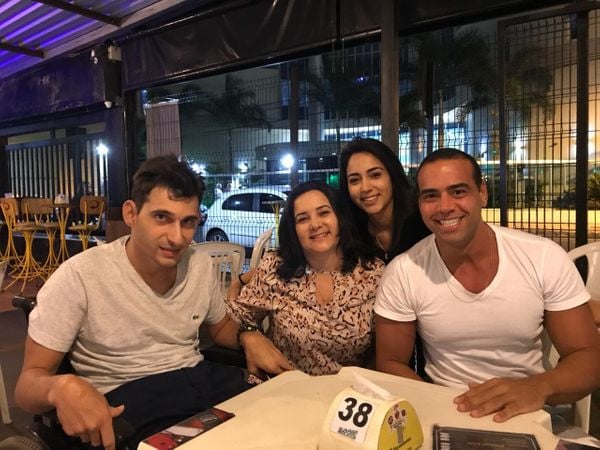 Gilson, o Gilsinho (irmão), Rosilene (mãe), Rebeca (irmã) e Vinicius Pin em foto recente