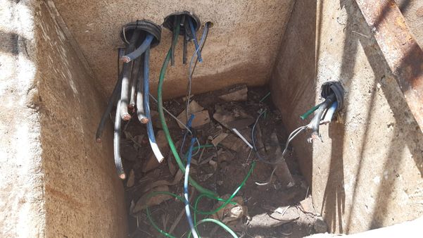 Imagens mostram parte do prejuízo causado pelo furto de fios de cobre em galeria em Vitória por Michel Moreira