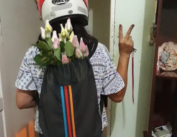 moradora de Venda Nova do Imigrante distribui flores