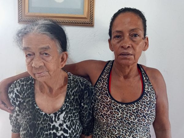 Jandira Rodrigues Souza, de 71 anos, ainda não conseguiu fazer o seu agendamento para a tomar a vacina contra a covid-19 por falta de acesso à internet. Sua irmã, Rosângela Eugênia de Souza, tenta ajudá-la, mas também encontra dificuldades. 
