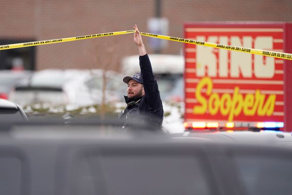 Policiais reforçam a segurança no entorno do supermercado da rede King Soopers onde um homem abriu fogo e deixou mortos nesta segunda-feira (22), na cidade de Boulder, no Colorado (Estados Unidos)