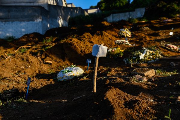 Covas abertas no cemitério de Maruípe em Vitória