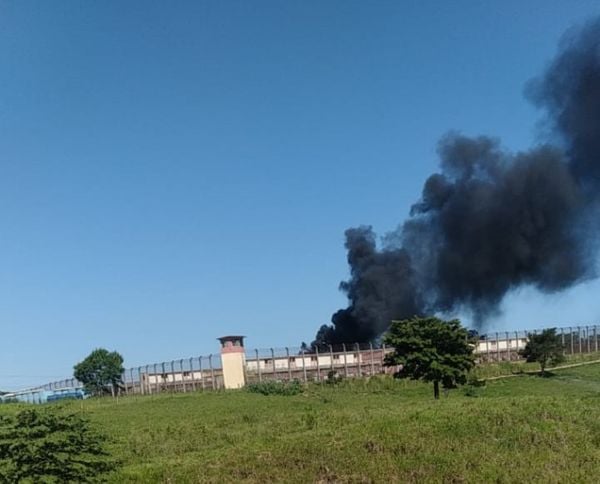 Incêndio atinge parte do Complexo de Xuri, em Vila Velha, nesta quarta-feira (24)