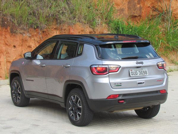Jeep Compass Trailhawk por Luiza Kreitlon/AutoMotrix