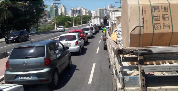 Motoristas de aplicativo fazem carreata em protesto em Guarapari