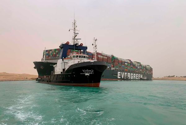 Navio contêineiro encalhou no Canal de Suez, bloqueando a navegação em uma das principais rotas de abastecimento do mundo