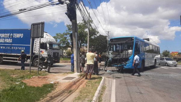 Ônibus e carreta  se envolveram em acidente na Serra