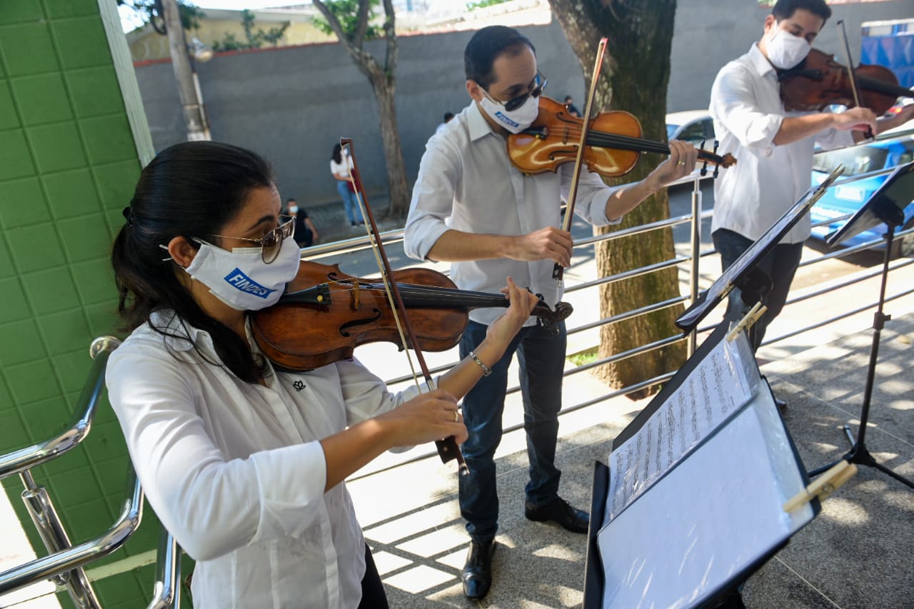 Orquestra Camerata Sesi faz concerto ao ar livro em homenagem aos profissionais da saúde