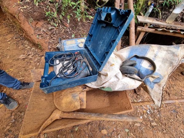 A polícia encontrou um túnel de aproximadamente 30 metros de comprimento no interior da montanha