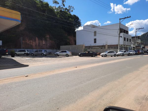 Temendo lockdown, motoristas fazem filas em postos de combustíveis de Ecoporanga 