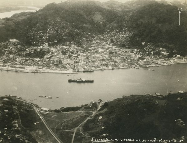Vista de Vitória e do porto em 1937.