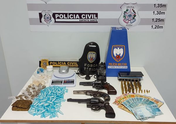 Ação conjunta prende quatro suspeitos e apreende armas e drogas em Pinheiros