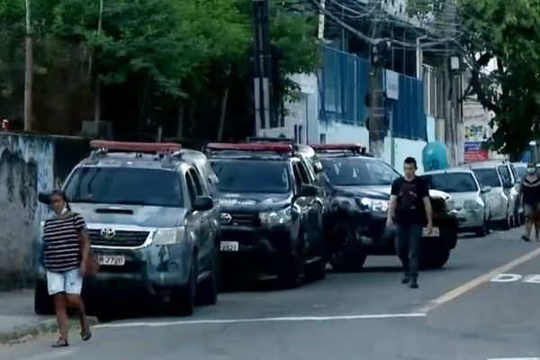 Avenida Beira-Mar fechada e morro de Jesus de Nazareth está cercado pela PM em Vitória