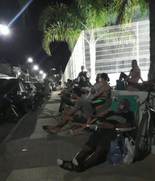 Pessoas dormiram na fila para garantir vacina contra a covid-19 em Guarapari,. 