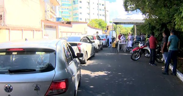 Fila de carros para garantir vacina contra covid-19, em Guarapari