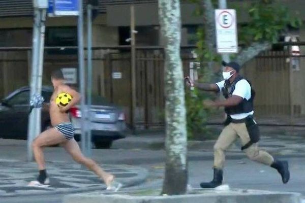 Homem de sunga é perseguido no Leblon, no Rio de Janeiro