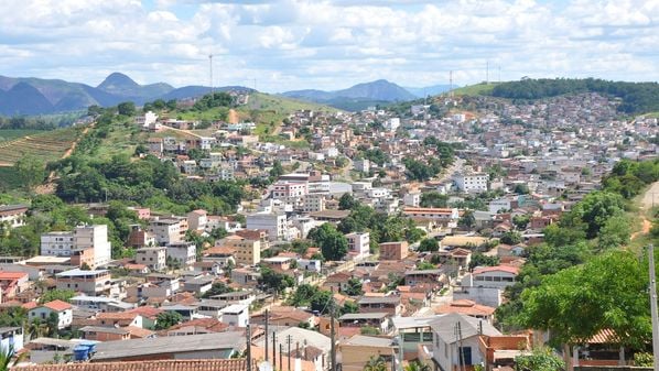 Peritos da Polícia Científica apreenderam um estojo de munição calibre 40 milímetros achado próximo ao corpo; nenhuma testemunha presenciou o crime