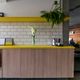 O amarelo tomou conta da bancada e da prateleira desta cozinha, criando um contraste com a base neutra | Projeto: Liv’n Arquitetura |
