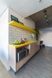 A arquiteta Júlia Guadix optou por usar MDF com folha de fórmica amarela dessa cozinha. Por ser uma área de bancada sem pia, ela não corre o risco de ficar úmida | Projeto: Liv’n Arquitetura |(Guilherme Pucci)