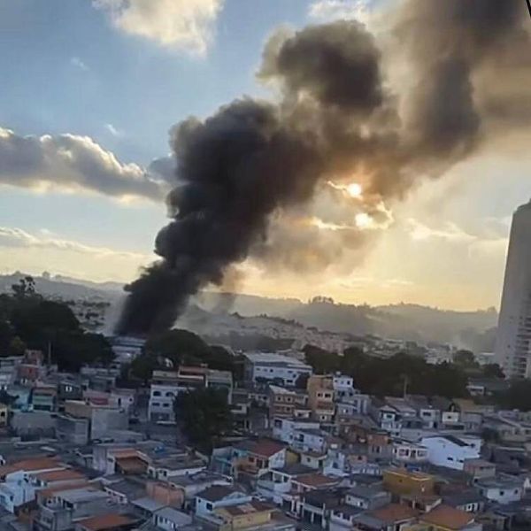 Incêndio em galpão em Taboão da Serra que tinha obras de arte de galeria paulistana