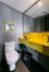 Nesse lavabo, a bancada em quartzo amarelo compõe com o cinza das paredes e do piso | Projeto: Liv’n Arquitetura | (Guilherme Pucci)