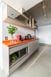 Nesta cozinha, a bancada em quartzo laranja se tornou o destaque em meio aos tons neutros | Projeto: Liv’n Arquitetura(Guilherme Pucci)
