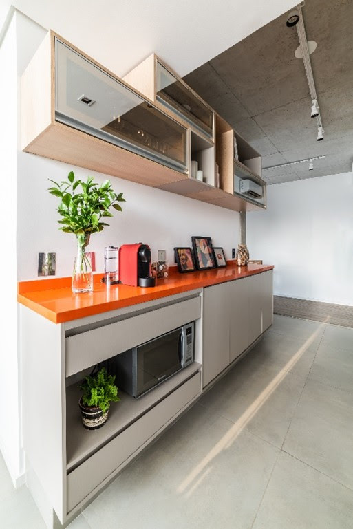 Nesta cozinha, a bancada em quartzo laranja se tornou o destaque em meio aos tons neutros | Projeto: Liv’n Arquitetura