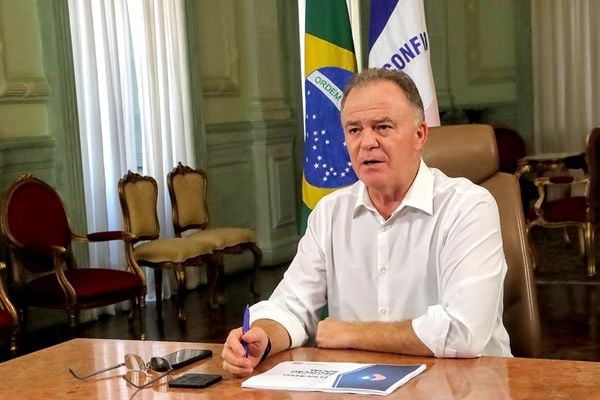 O governador Renato Casagrande durante anúncio das medidas de proteção social no enfrentamento à pandemia