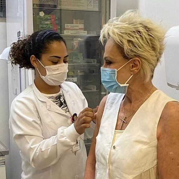 Ana Maria Braga recebe primeira dose da vacina contra o coronavírus