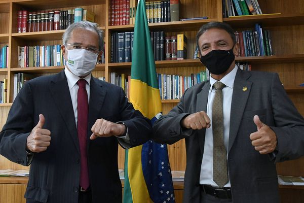 O ministro da Economia, Paulo Guedes, e o relator-geral do Orçamento, senador Márcio Bittar (MDB-AC), conversam sobre a aprovação da PEC Emergencial