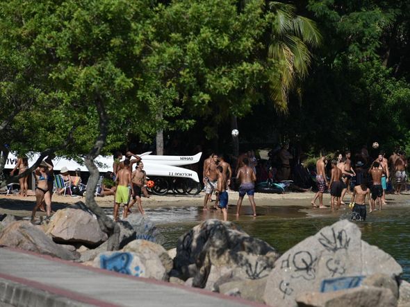 Banhistas na Ilha do Frade, em Vitória, neste domingo (28) por Fernando Madeira