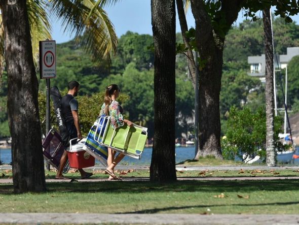 Bloqueio ignorado no estacionamento da Praia da Guarderia,em  por Fernando Madeira