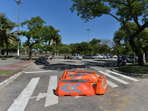 Bloqueio ignorado no estacionamento da Praia da Guarderia,em  por Fernando Madeira