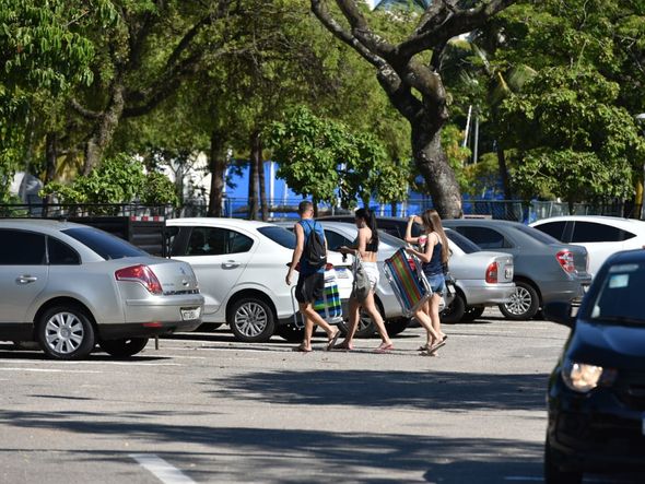 Bloqueio ignorado no estacionamento da Praia da Guarderia,em  por Fernando Madeira