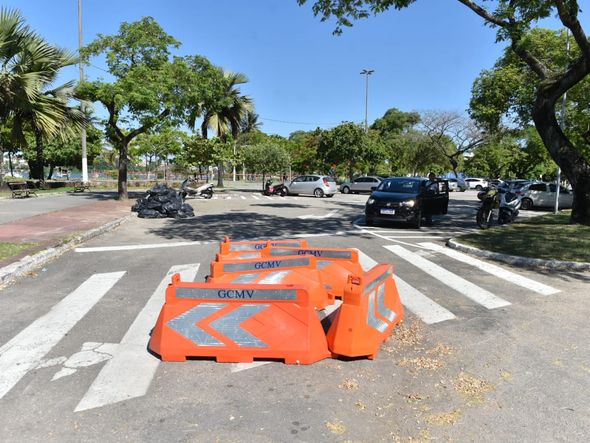 Bloqueio ignorado no estacionamento da Praia da Guarderia,em  por Fernando Madeira
