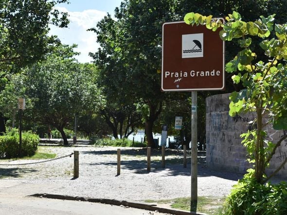 Ilha Ilha do Boi, em Vitória, com estacionamento bloqueado.  por Fernando Madeira