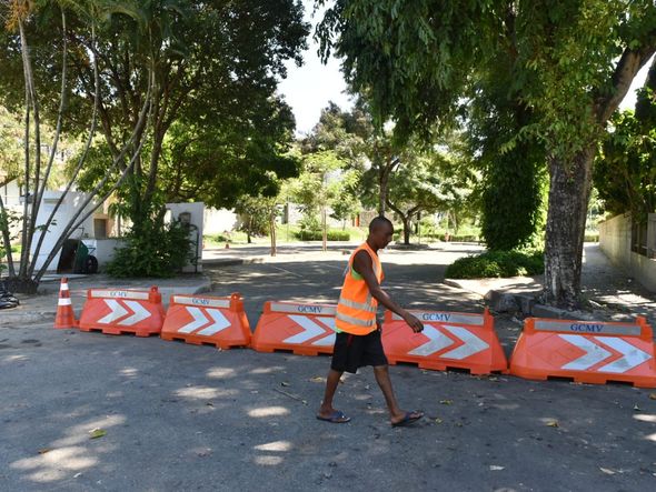 Ilha Ilha do Boi, em Vitória, com estacionamento bloqueado.  por Fernando Madeira