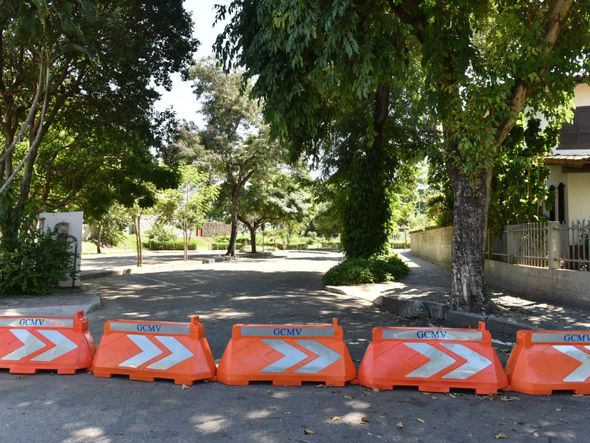 Ilha Ilha do Boi, em Vitória, com estacionamento bloqueado.  por Fernando Madeira