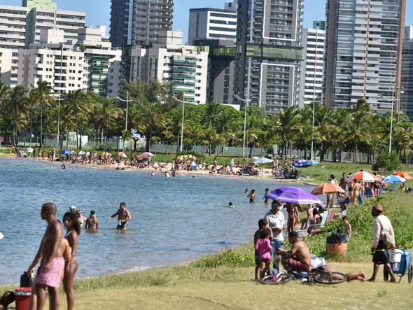 Movimento na Praia da Guarderia, em Vitória, neste domingo (28) por Fernando Madeira