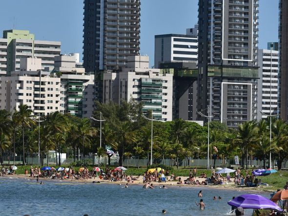 Movimento na Praia da Guarderia, em Vitória, neste domingo (28) por Fernando Madeira