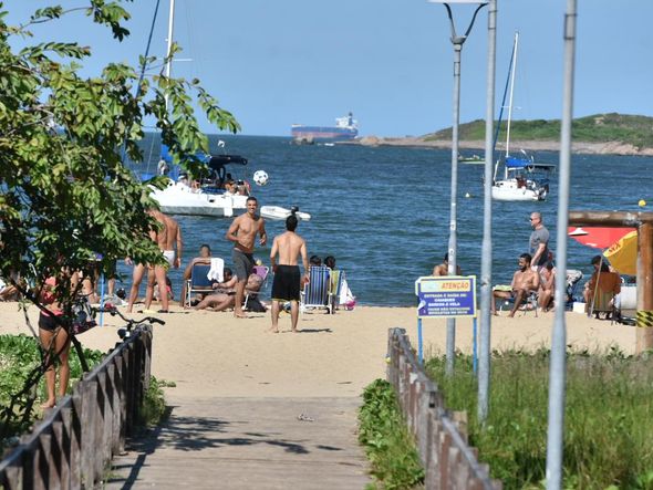 Praia da Guarderia, em Vitória, neste domingo (28) por Fernando Madeira