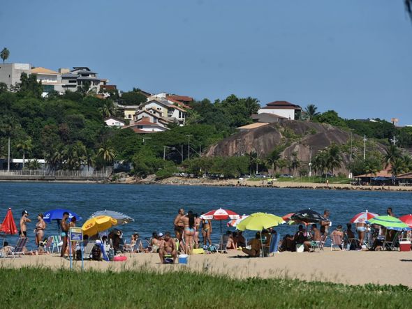 Praia da Guarderia, em Vitória, neste domingo (28) por Fernando Madeira
